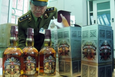 Bài cuối: Triệt tận gốc rượu 'dởm' gắn mác xách tay: Cần những 'quả đấm thép'